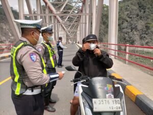 Satlantas Polres Lumajang Bagikan Masker di Jembatan Besuk Kobokan