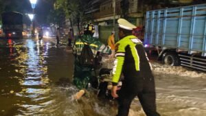Tanggap dan Humanis, Polres Probolinggo Hadir di Tengah Bencana Banjir