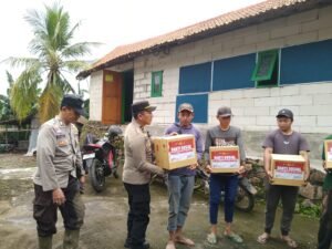 Polres Probolinggo Salurkan Bansos untuk Korban Longsor dan Banjir di Kotaanyar dan Kraksaan