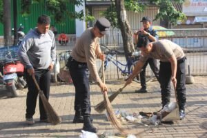 Sinergi Polisi Probolinggo dan Masyarakat dalam Aksi Kerja Bakti Menuju Indonesia Bersih