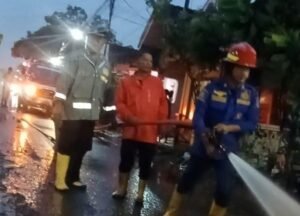 Sinergi Damkar dan BPBD Kabupaten Probolinggo Bersihkan Lumpur Sisa Banjir