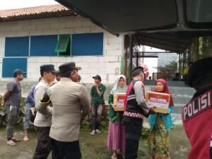 Polres Probolinggo Salurkan Bansos untuk Korban Longsor dan Banjir di Kotaanyar dan Kraksaan