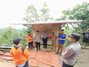 Kapolres Probolinggo Tinjau Jalan Terdampak Longsor di Kecamatan Tiris